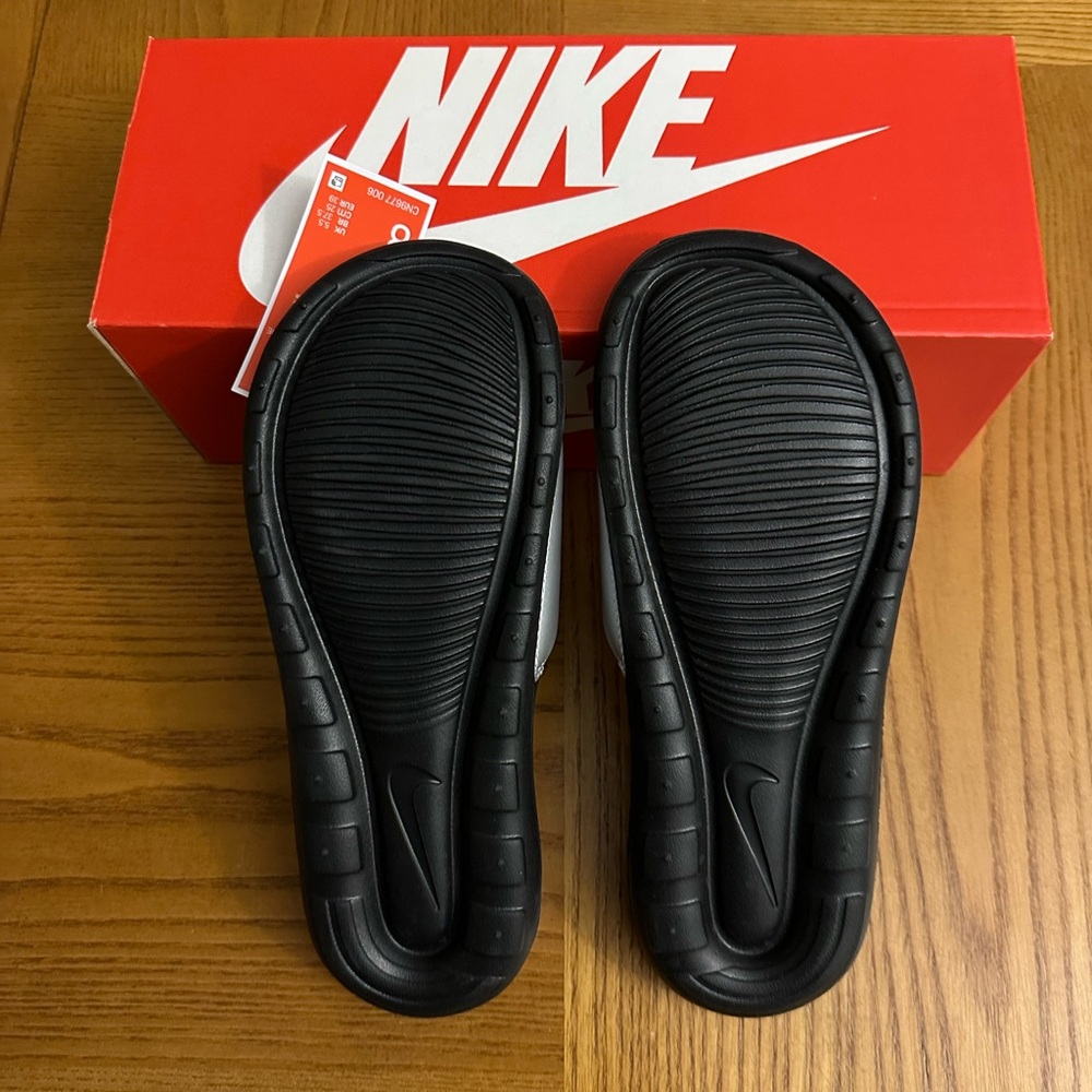 NWT NIKE Vitori One SLIDE SILVER and BLACK Women 8 NIB - Picture 2 of 2